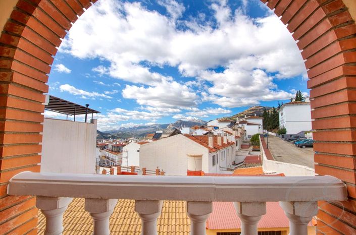 Image No.2-4 Bed Property for sale