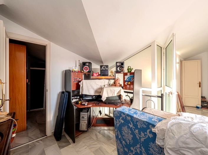 Image No.18-5 Bed Property for sale