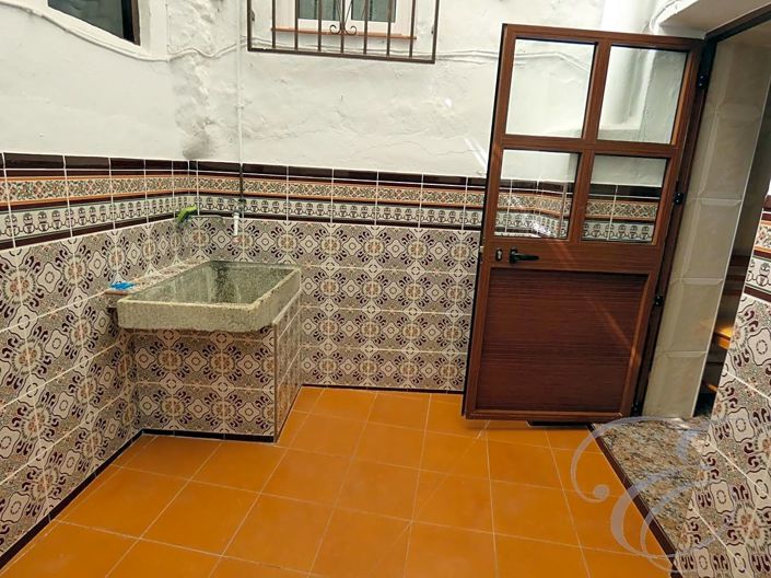 Image No.6-5 Bed Property for sale