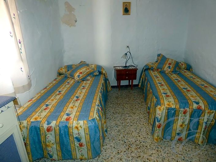 Image No.8-5 Bed Property for sale