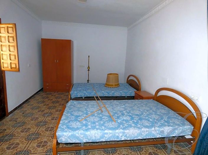 Image No.16-10 Bed Property for sale