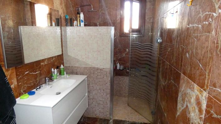 Image No.12-4 Bed Property for sale