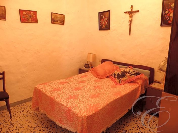 Image No.8-9 Bed Property for sale