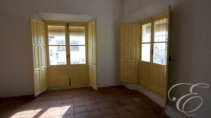 Image No.20-8 Bed Property for sale