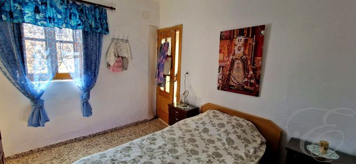 Image No.12-3 Bed Property for sale