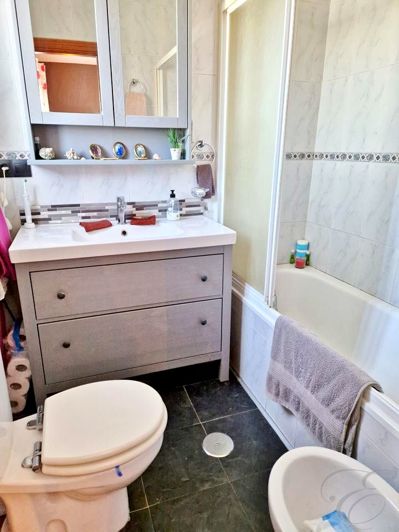 Image No.16-3 Bed Property for sale