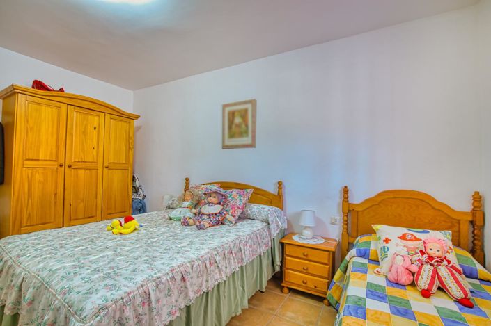 Image No.12-4 Bed Property for sale