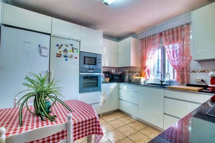 Image No.13-4 Bed Property for sale