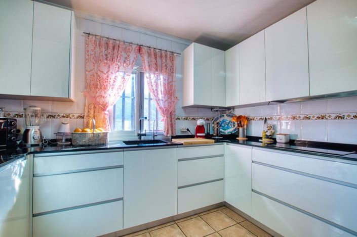 Image No.14-4 Bed Property for sale