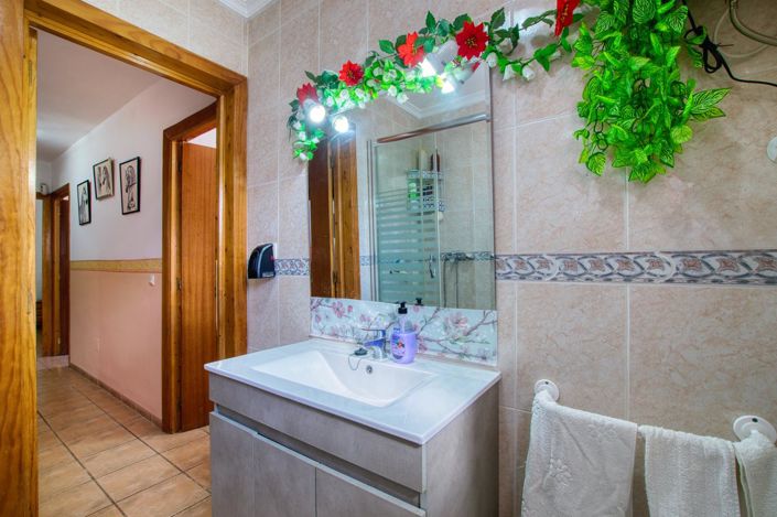 Image No.17-4 Bed Property for sale