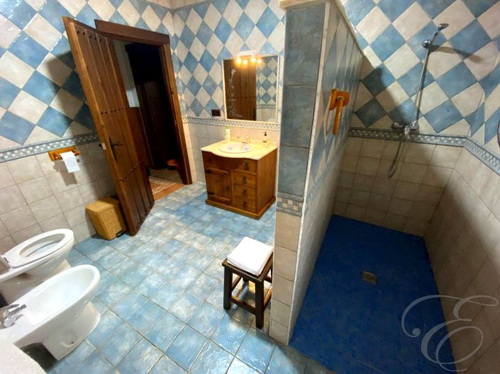 Image No.10-3 Bed Property for sale