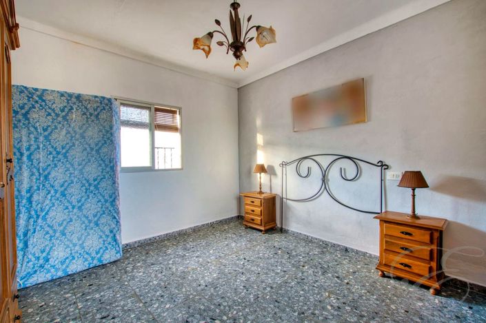 Image No.12-3 Bed Property for sale