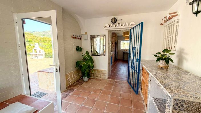 Image No.12-5 Bed Property for sale