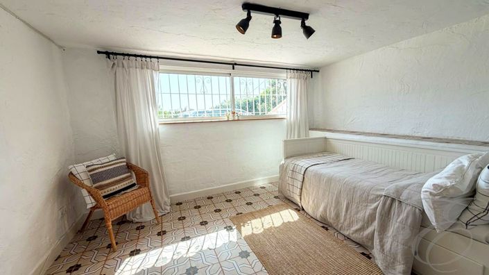 Image No.17-5 Bed Property for sale