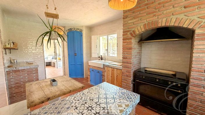 Image No.9-5 Bed Property for sale