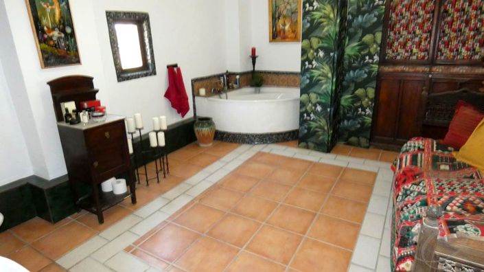 Image No.14-6 Bed Property for sale