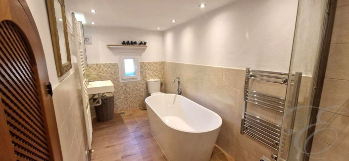 Image No.6-3 Bed Property for sale