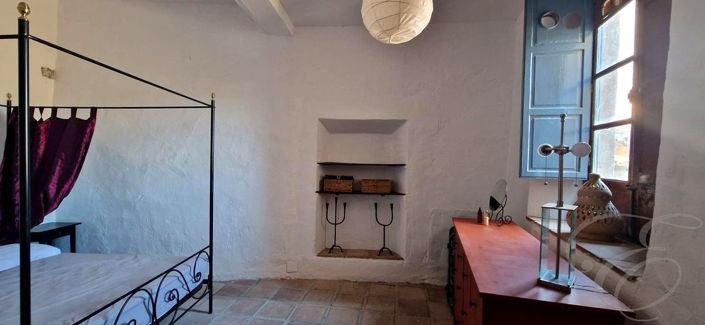 Image No.10-3 Bed Property for sale