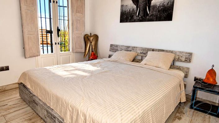 Image No.10-3 Bed Property for sale