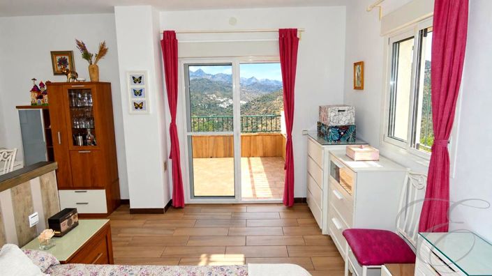 Image No.17-3 Bed Property for sale