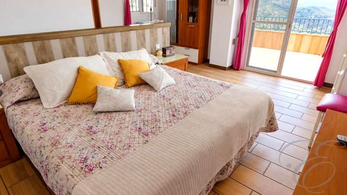 Image No.19-3 Bed Property for sale