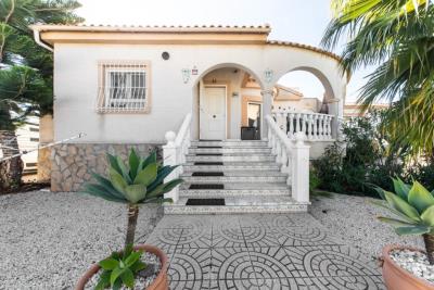Detached-Villa-for-Sale-in-Costa-Blanca--4---Kyero---Canva-
