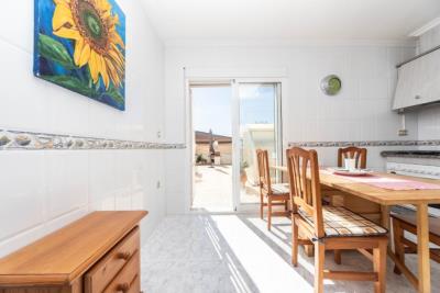 Detached-Villa-for-Sale-in-Costa-Blanca--28---Kyero---Canva-