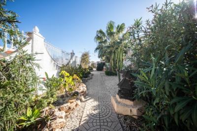 Detached-Villa-for-Sale-in-Costa-Blanca--45---Kyero---Canva-