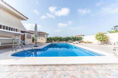 Detached-villa-for-sale-in-La-Marina--34---Portals-