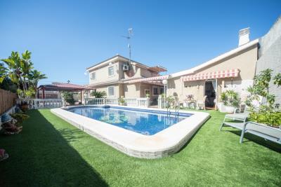 Large-Villa-for-sale-in-Urb-El-Oasis--1---Kyero-