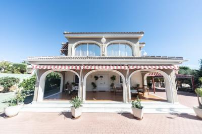 Large-Villa-for-sale-in-Urb-El-Oasis--3---Kyero-