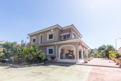 Large-Villa-for-sale-in-Urb-El-Oasis--2---Kyero-
