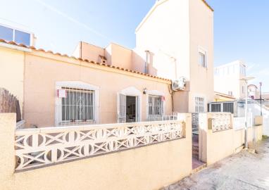 Townhouse-for-Sale-in-La-Marina--1---Canva-