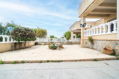 House-for-sale-in-La-Marina-with-communal-pool--5---Portals-