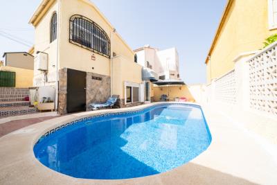 Villa-with-pool-for-sale-in-La-Marina--3---Portals-