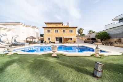 Villa-with-pool-for-sale-in-Costa-Blanca--2---Portals-