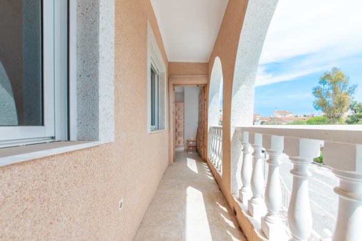 Image No.22-4 Bed Townhouse for sale