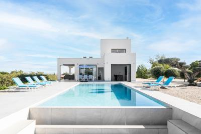 Luxury-Villa-for-Sale-in-Alicante-with-Private-Pool--1---Canva-