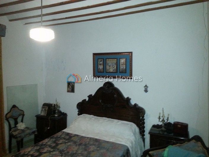 Image No.10-9 Bed Townhouse for sale