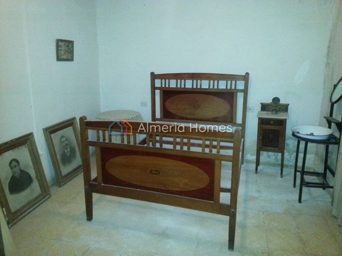 Image No.13-9 Bed Townhouse for sale