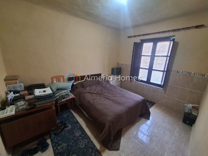 Image No.12-5 Bed Townhouse for sale