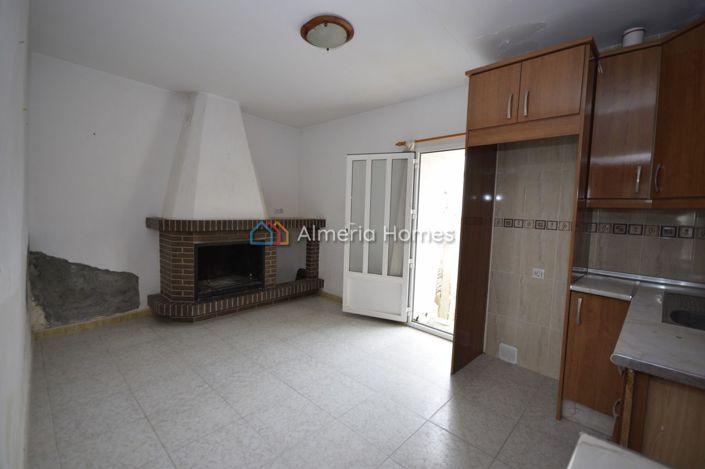 Image No.2-4 Bed Country House for sale