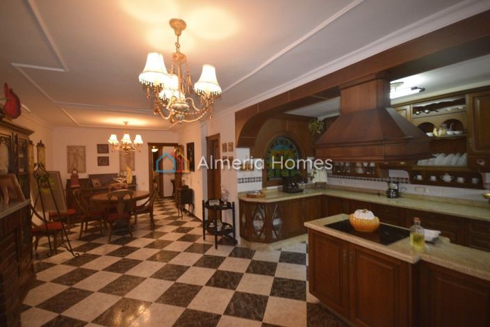 Image No.14-4 Bed Townhouse for sale