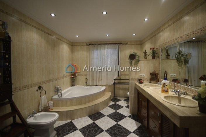 Image No.17-4 Bed Townhouse for sale