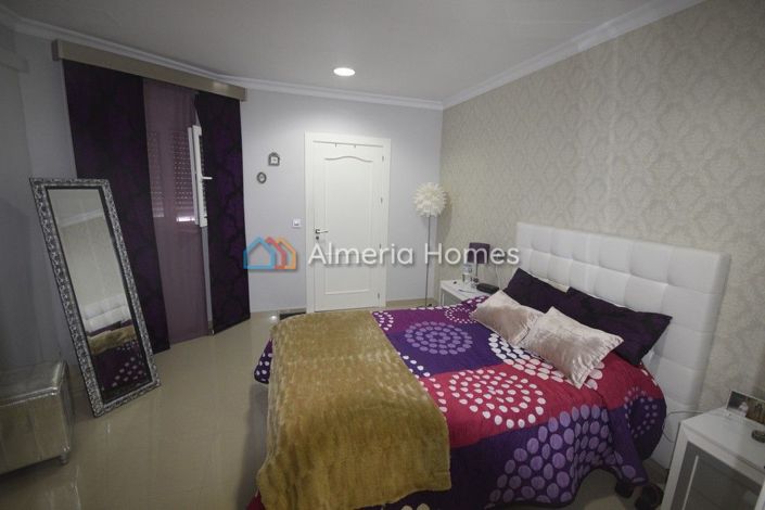 Image No.2-4 Bed Townhouse for sale