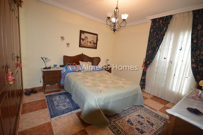 Image No.11-3 Bed Townhouse for sale