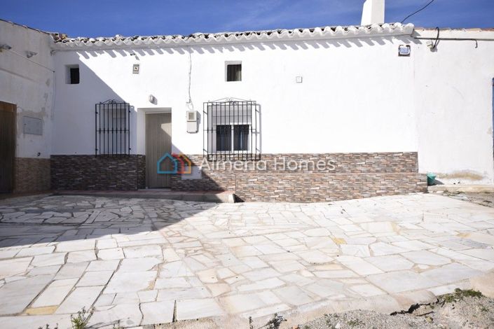 Image No.1-4 Bed Country House for sale