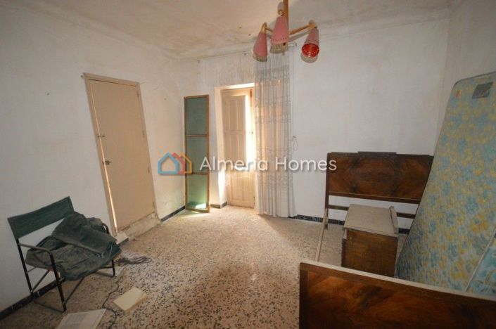 Image No.17-8 Bed Townhouse for sale