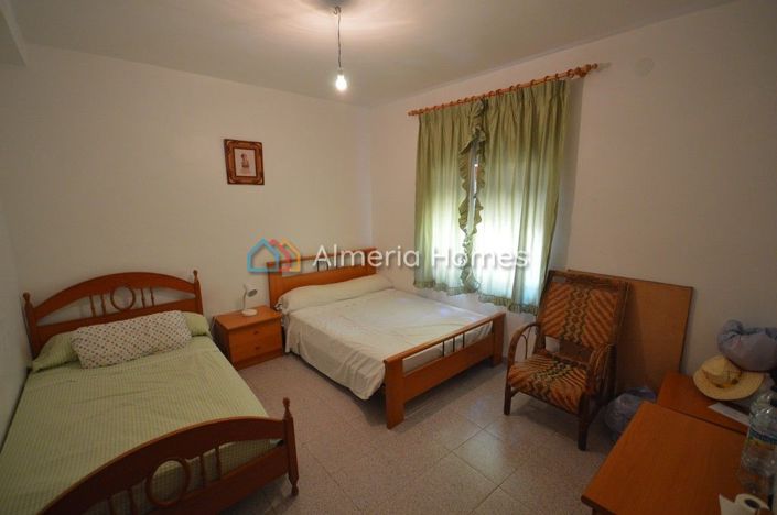 Image No.11-7 Bed Townhouse for sale