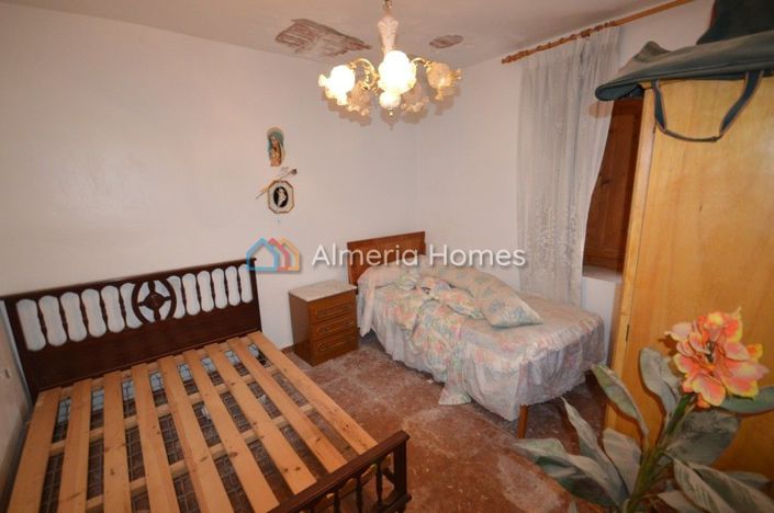 Image No.4-7 Bed Townhouse for sale